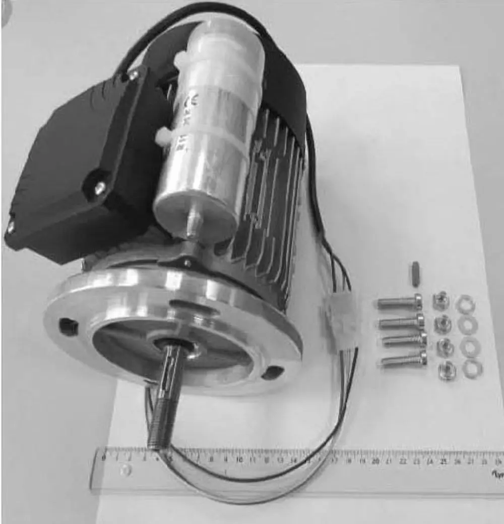 Motor in metallischer Ausführung mit Kühler und Elektronikgehäuse, umgeben von Befestigungsteilen. Produkt von Remeha.